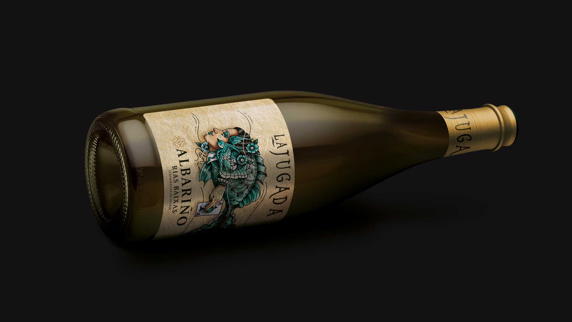 botella de vino albariño la jugada en posición horizontal con etiqueta visible