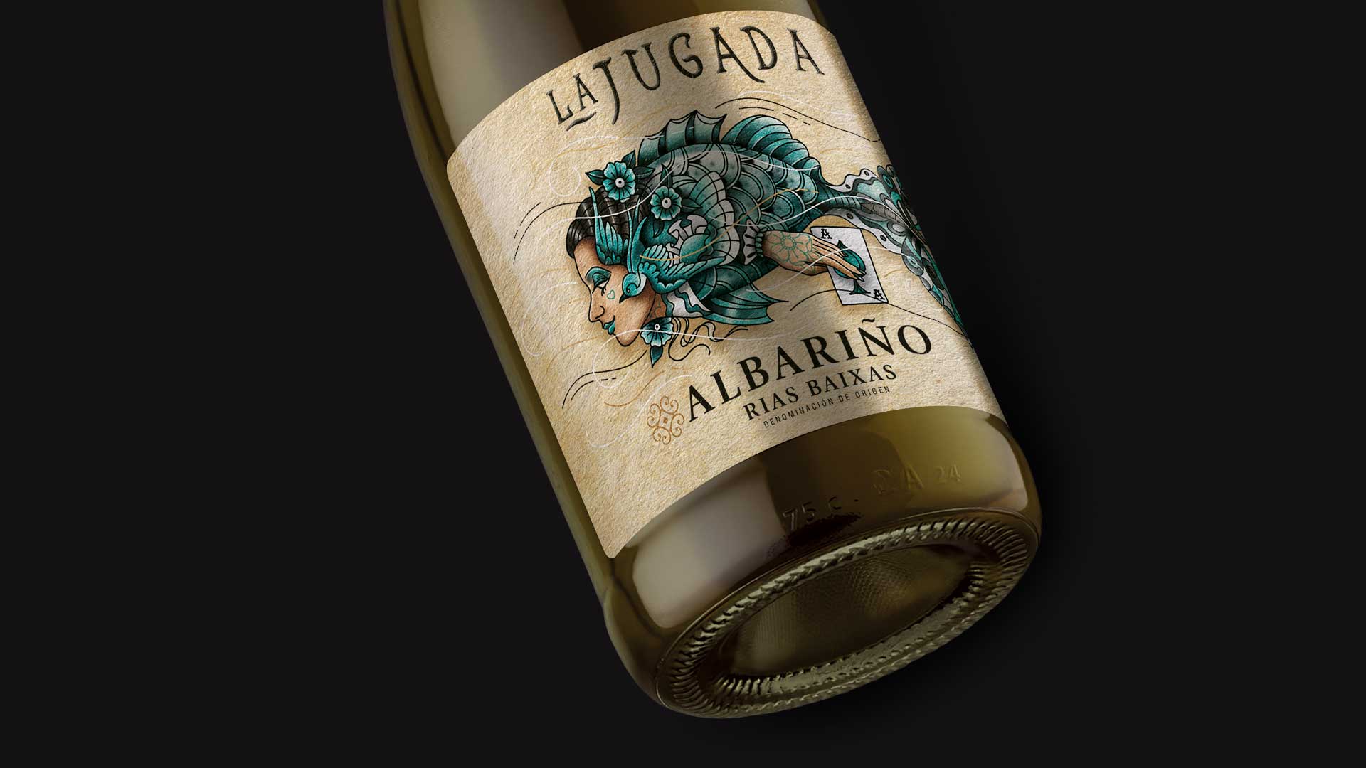 detalle de la etiqueta ilustrada del vino albariño la jugada en botella