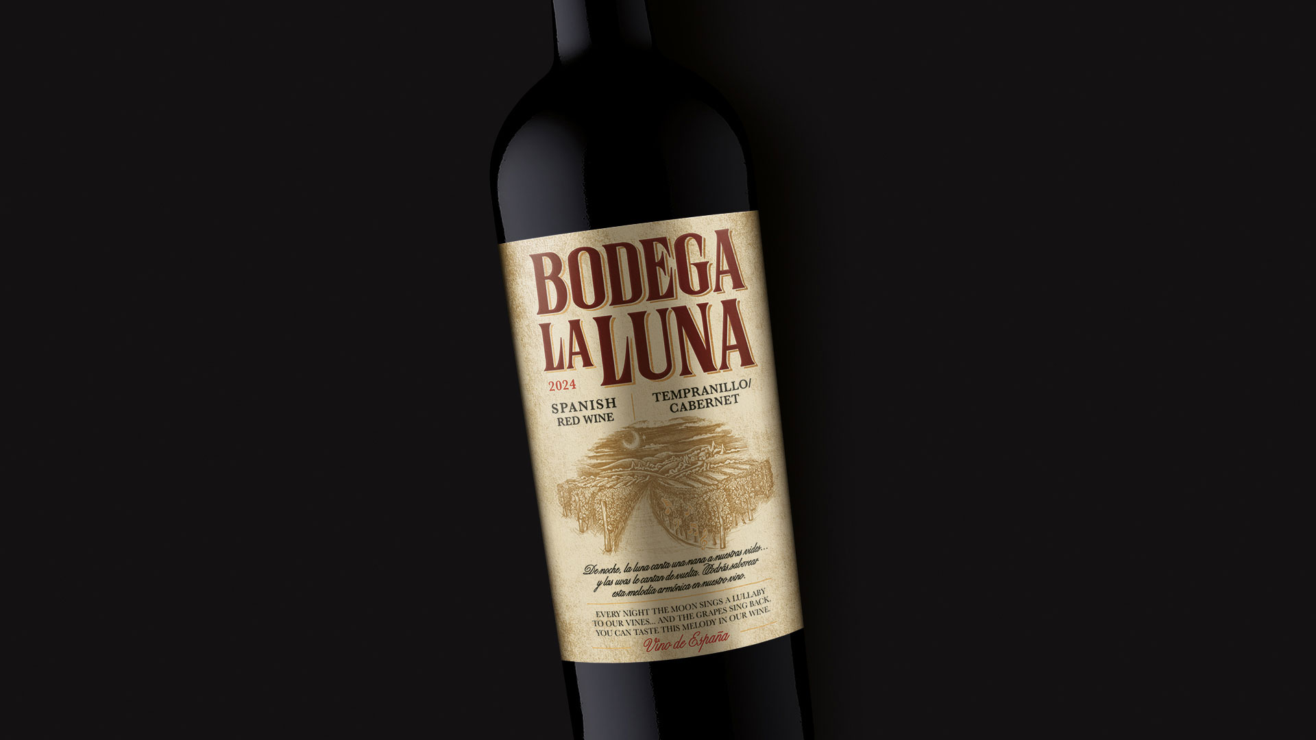 botella de vino bodega la luna con etiqueta de estilo vintage en tonos crema