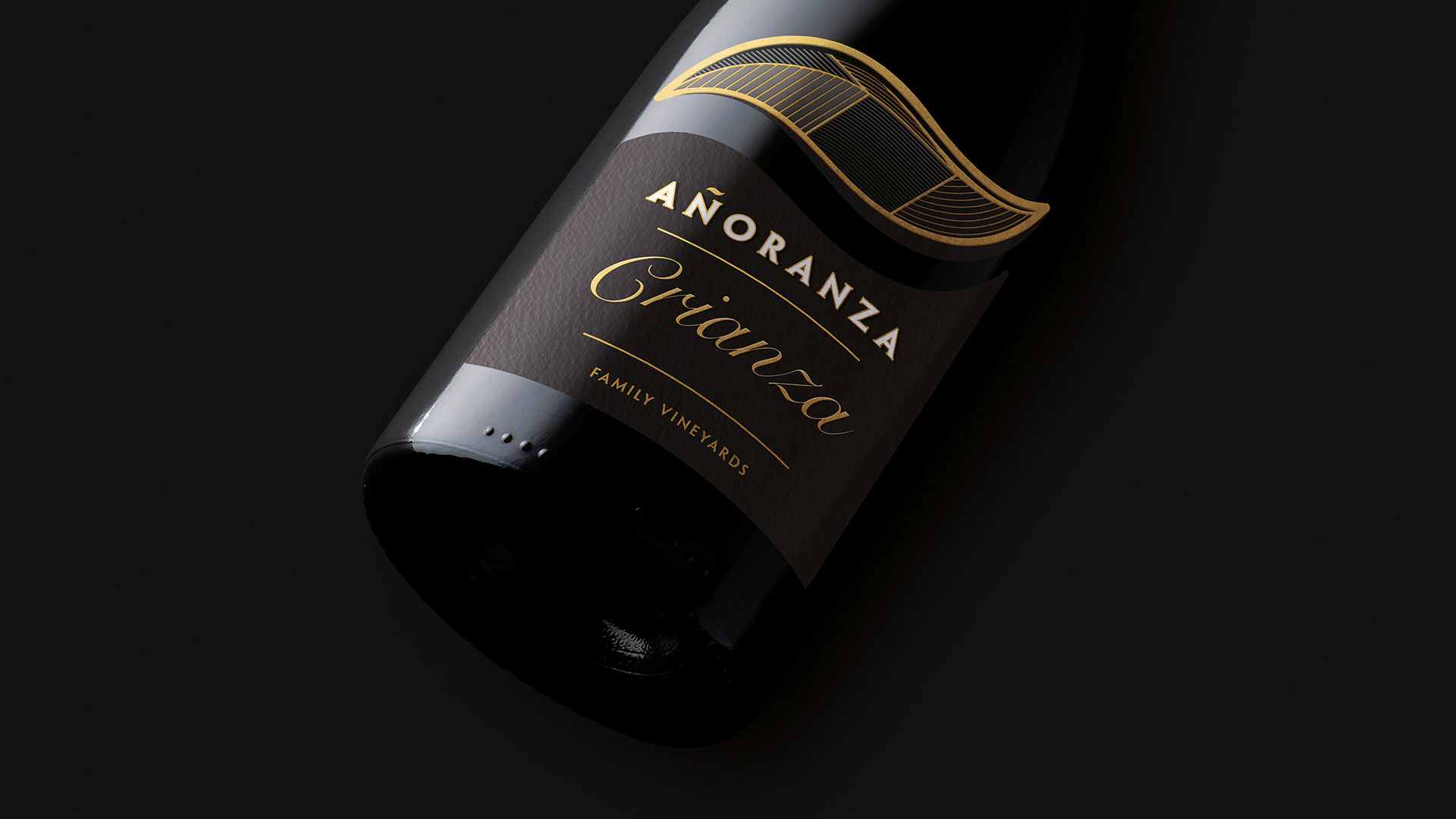 detalle de la etiqueta del vino añoranza crianza con diseño negro y dorado