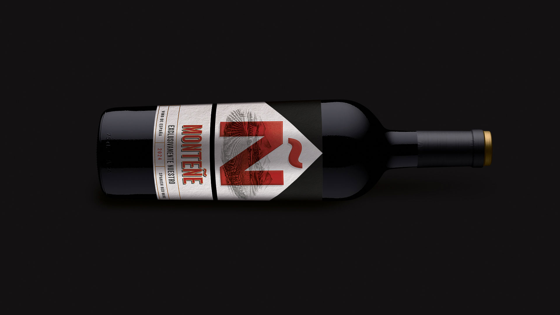 botella de vino español monteñe en horizontal con etiqueta en negro, blanco y rojo