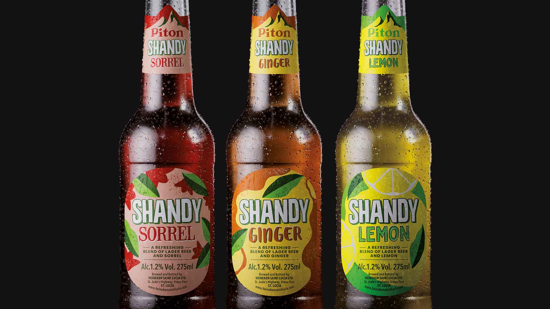 detalle de tres botellas piton shandy: sorrel, ginger y lemon con gotas de condensación