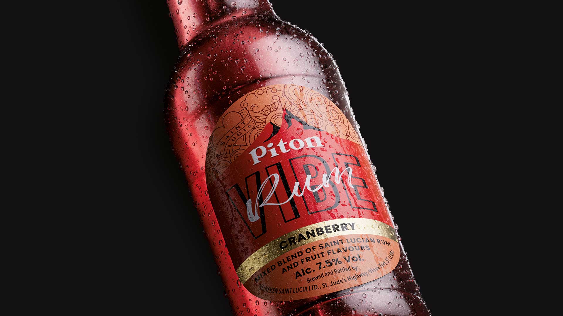 detalle de la botella roja piton vibe cranberry con etiqueta y gotas de condensación