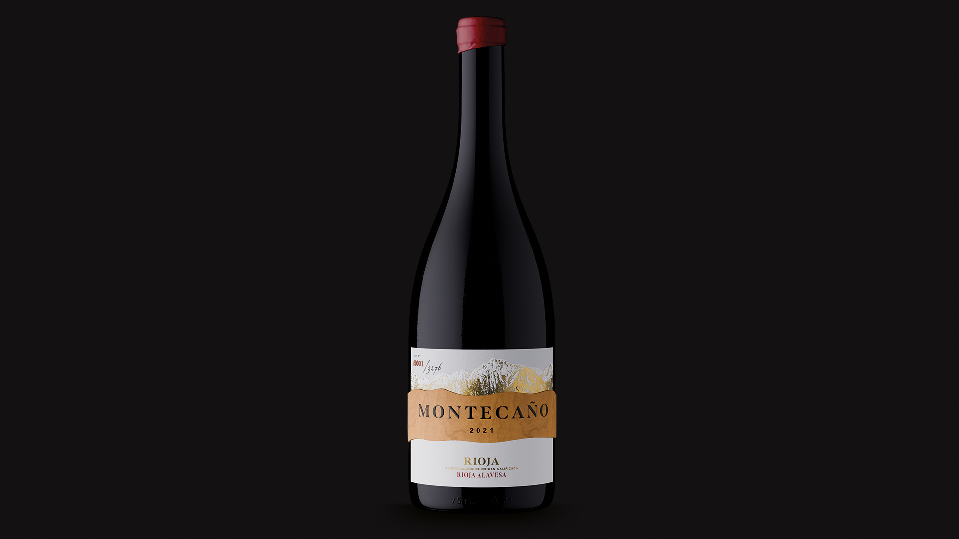 botella de vino tinto montecaño 2021 de rioja alavesa sobre fondo oscuro