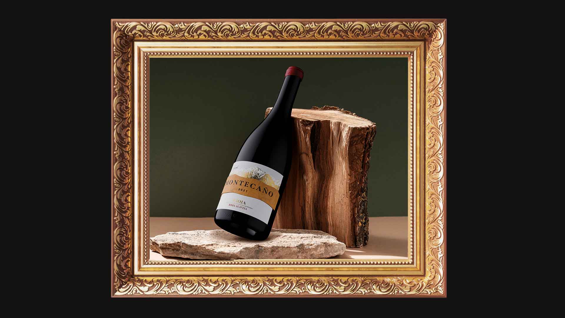 vino montecaño 2021 en composición gourmet con marco dorado, madera y piedra