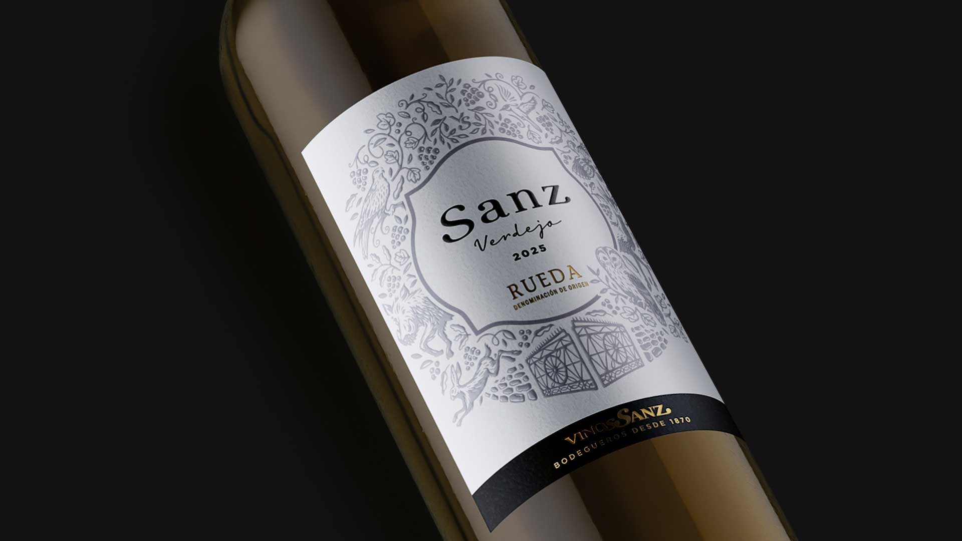 detalle de la etiqueta del vino vinos sanz con ilustración ornamental y texto rueda