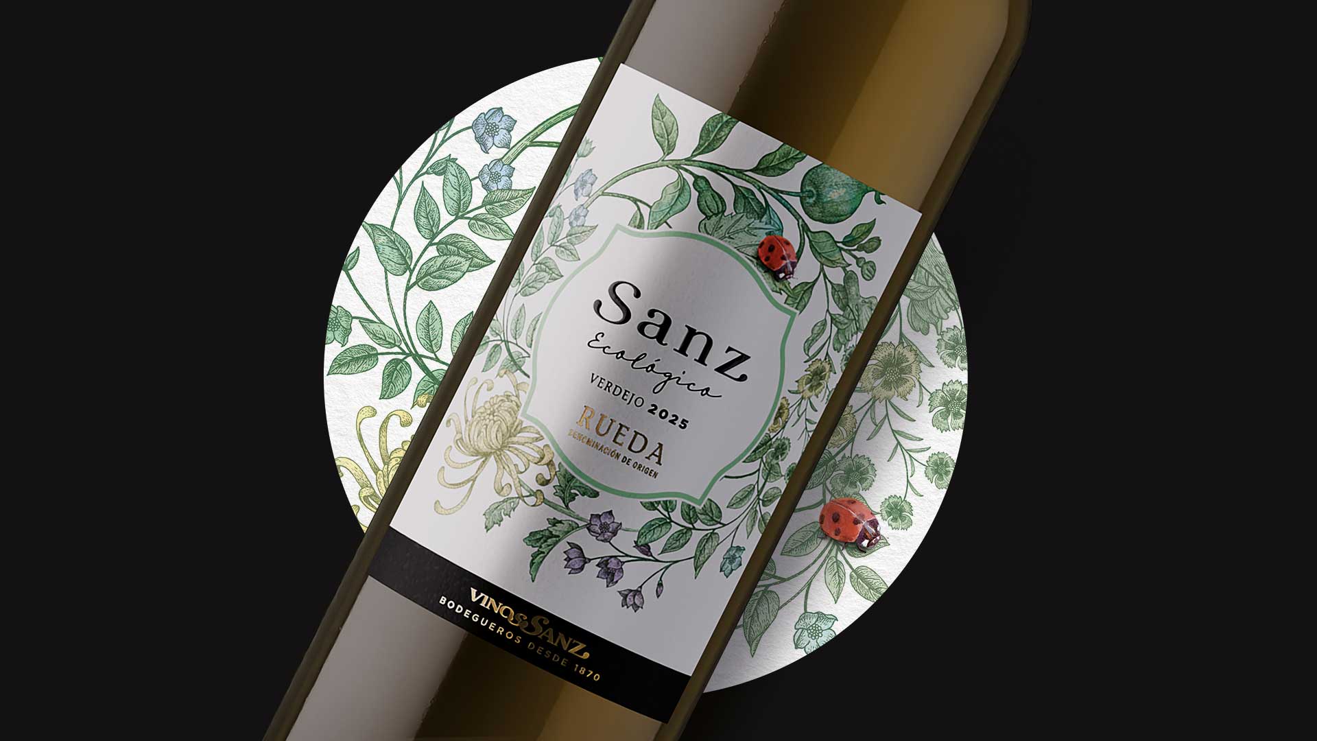 detalle de etiqueta vinos sanz ecológica con ilustración botánica y mariquitas sobre fondo oscuro
